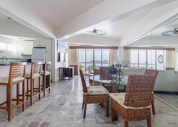 Great Beachfront Condo,11Th Floor, Great View!