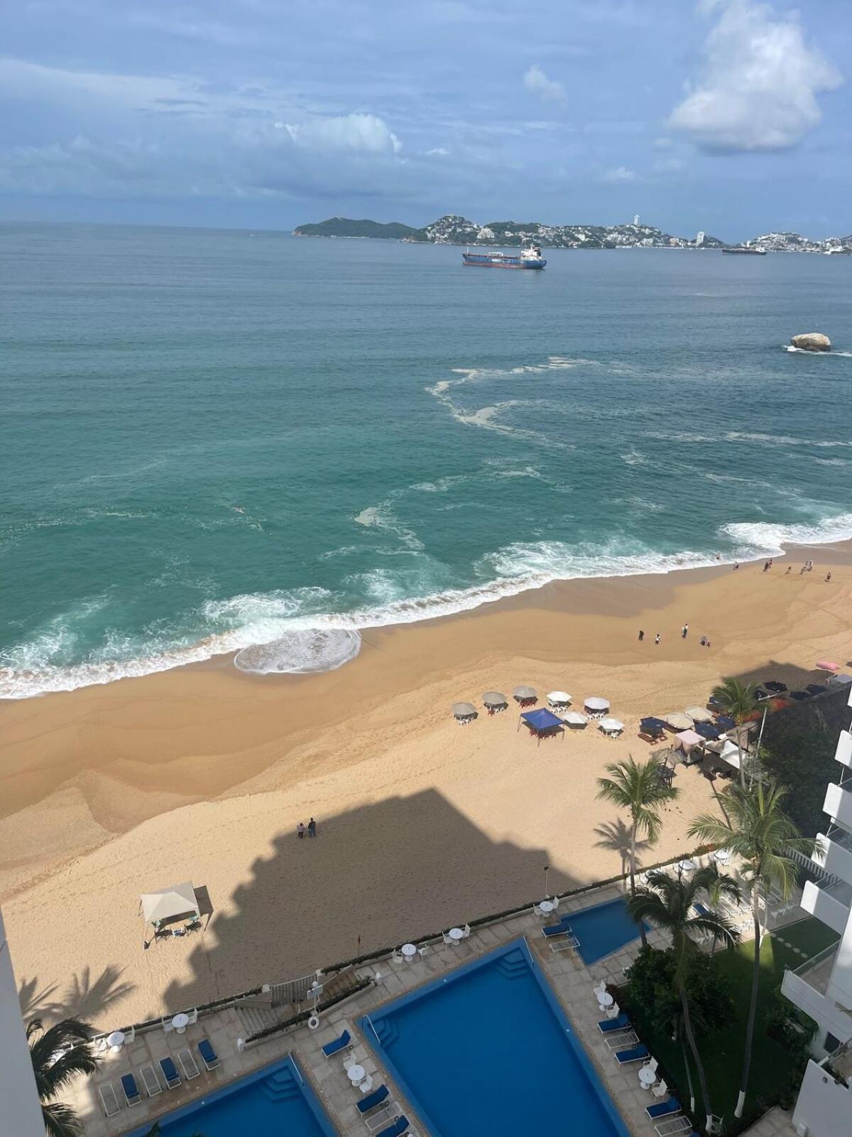 Great Beachfront Condo,11th Floor, Great View!